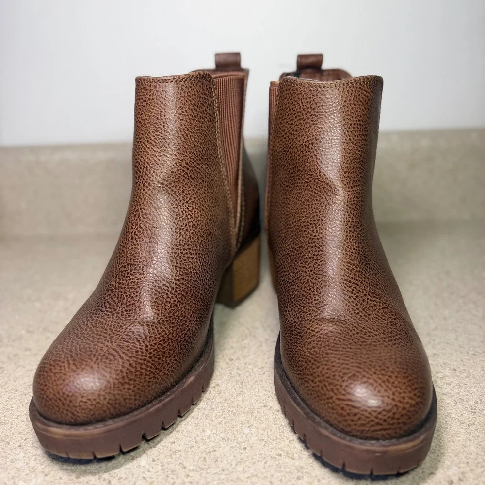 MIA Jody Brown Pebbled Chelsea Ankle Boots Lug Sole Block Heel GS875004 Size 7M